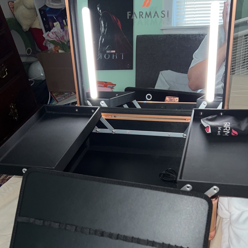 Farmasi make up mirror suitcase